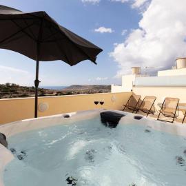 Elegant 3-Bed House w Jacuzzi, Sea Views & Lift