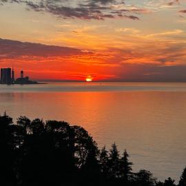 Студия с балконами на море и горы