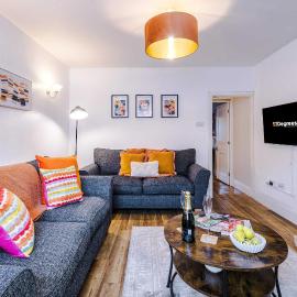 Spacious Old Post Office, 3 Bed in Nantwich by 53 Degrees Property - Perfect for Families and Groups, Hotel in Nantwich