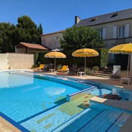 Maison de charme avec piscine chauffée et jardin privé, idéale pour familles - FR-1-653-85