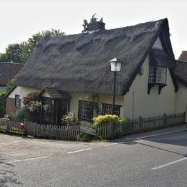 Beautiful Cottage opposite Hedingham Castle!, hotel in Castle Hedingham