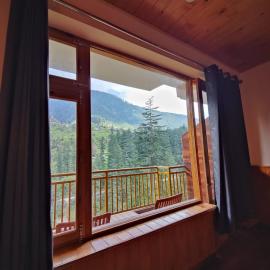 The Woodpecker Inn Jibhi: Jibhi şehrinde bir otel