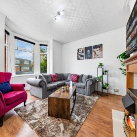 Spacious 3 Beds Home Close to Southampton GENERAL HOSPITAL - sleep 9 - Free Parking - Pool table - 2 Large TVs
