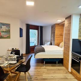 CB102-B - Bijou, Holz, zentral, mit Garage und Pool