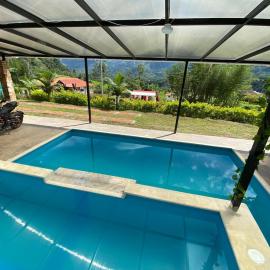 Piscina Privada, Zona parrillas, 8 min del Pueblo, Parqueadero Cubierto, hotel in Pacho