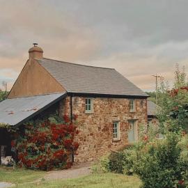 The Little Welsh Cottage, hotel in Brynmenyn