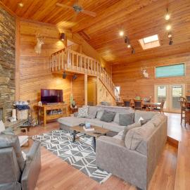 Lake Eufaula Cabin w/ Dock at Nine Marina، فندق في Eufaula