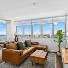 Cityview Escape - Poolside Living near CBD & Beach