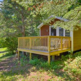 Couples Getaway Near Beaches: Northport Cottage, Hotel in Northport