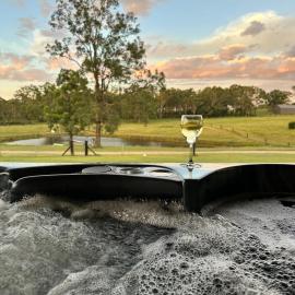 Hunter Valley Wine Country Escape - Spa, Pool, Firepit and Woodfired Pizza Oven - Keldan On Bell, hotelli kohteessa Belford