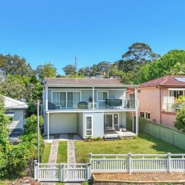 Lakeside Living - Walk To Cafes, Shops, and Sand!