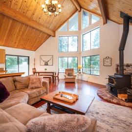Arnold A Frame Cabin with Hot Tub and Guest Suite, hotel en Arnold