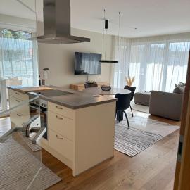 "FOUR" - Premium Apartments Seekirchen, Stilvolle 3-Zimmer Wohnung mit Balkon, hotel v destinácii Größing