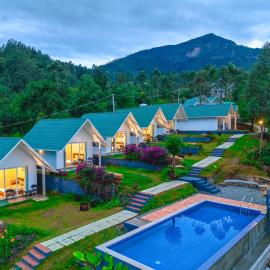 Gardenia Pool Resort Kanthalloor by VOYE HOMES Mountain View Stay Near Bhramaram view Point, hotell i Kanthalloor