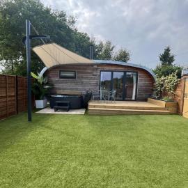 Willowbrook Luxury Log Cabin with private hot tub, hotel in Kings Norton