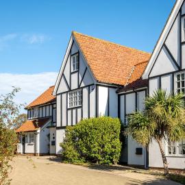 7 Sanctuary Court - sleeps 12 - Thorpeness - Aldeburgh Coastal Cottages - Close to the Beach, Golf and the Country Club, hotel u gradu Thorpeness