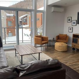 Spa privé et billard pret de la montagne de ski Stoneham 12 personnes, hotel em Stoneham