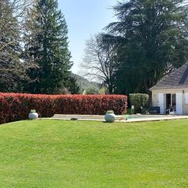 Argentat में, होटल Maison tout confort avec piscine chauffée au bord des rives de la Dordogne