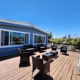 Modern Cabin with Arcade, Foosball Table and Fire Pit in Meadview, Arizona, hotel in Meadview