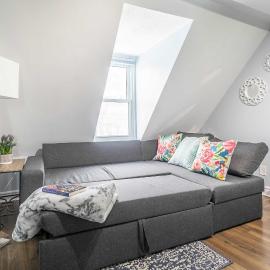 Urban 1BR Gem with Kitchen, Smart TV & Workspace, hotel v mestu Ottawa