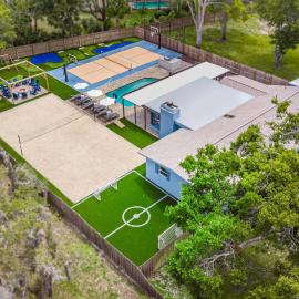 5-Bedroom Family Resort - Pool - Pickleball - Mini Golf - Volleyball, Hotel in Seminole