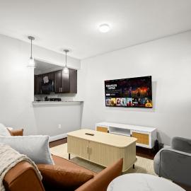 Lux 1BR Apt in North Loop Near UT Free Parking, Hotel in Austin