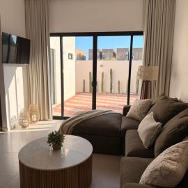 Modern beach house in San Carlos, hotel i San Carlos