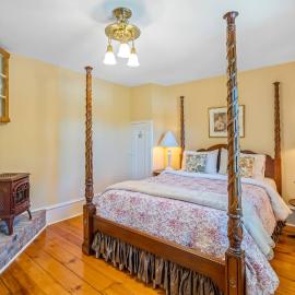 Guest Room 1843 Hot Tub Heart of Old Town NOTL for 2 Guests, hotel in Niagara-on-the-Lake