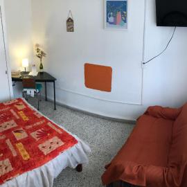 Habitacion con aire acondicionado y sofa en Departamento en el Centro Estacionamiento, Hotel in León