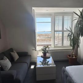 Penthouse Suite, Sea View, Close to Shops, Beach and Train, hotel in St. Leonards