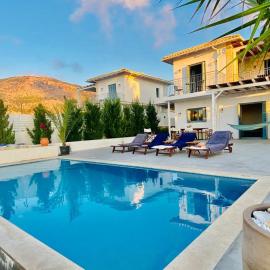 Villa Etoni, amazing sea views, infinity pool، فندق في كالاميتسي