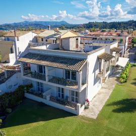 Kamarina Apartments, hotel a Peroulades