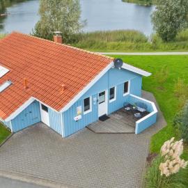 12 Personen Familienferienhaus mit Sauna, Whirlpool, zwei Duschen und Toiletten, Kaminofen und Kanu in 1. Reihe zum See mit wundervollem Seeblick in Otterndorf, hotel in Otterndorf