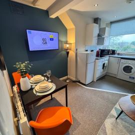 #81 Stylish Top Floor - for 2 - 10 mins to Brueton Park - " Perfect for Business Traveler and Couple - Free Parking"