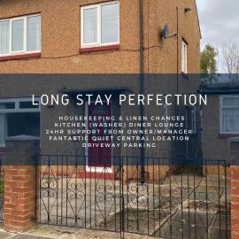 Free Driveway Parking 3 Bedroom Boldon House Nissan 10 mins, Fast WIFI, Ideal for long term contractor, etc stays - Dwellcome Home Ltd - see our site for assurance، فندق في Boldon