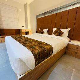Hotel RS Grand, hotell i Kashi