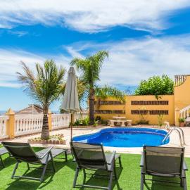 Viesnīca CHALET CON PISCINAS Y VISTAS DE ENSUEÑO pilsētā Almunjekara