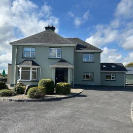 6 bed, 4 bath house in Brickens, ξενοδοχείο σε Claremorris