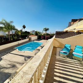 Sea View Family Apartment with Pool, Hotel in Kissonerga