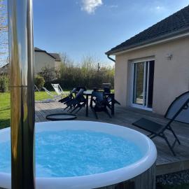 House with Outdoor Jacuzzi, hotel em Rocroi