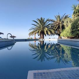 Hotel Cortijo de la luna, хотел в Алмунекар