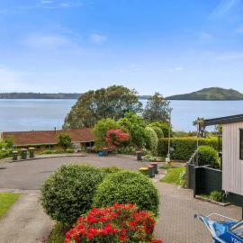 Inn Manahi - Cute One Bedroom with Sun Deck and Great Lake Views, Hotel in Rotorua