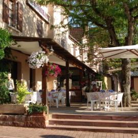 Auberge Aux Portes de Conques, хотел в Saint-Cyprien-sur-Dourdou