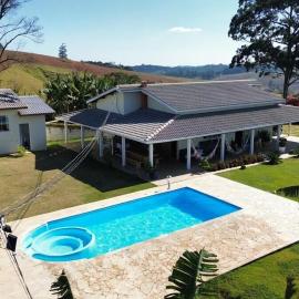 Sítio com piscina aquecida e vista pras montanhas, Hotel in Pedra Bela