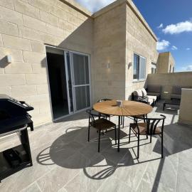 Panoramic Penthouse Stay Front & Back Terraces, ξενοδοχείο σε Sannat