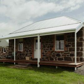 Cosy 2 bedroom cottage with farmland views 15 mins from Ballarat, hotel in Ross Creek