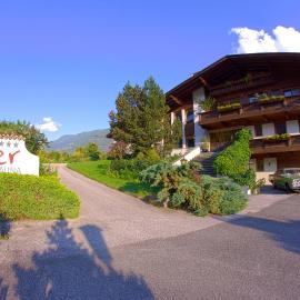 Garni - Hotel Rinner Julia, hotel a Laces