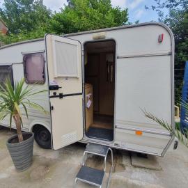 relax and enjoy in this cozy caravan, hotel in Ponders End