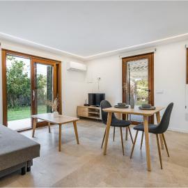 Peaceful Retreat with Sunset Views, Nature, Beach and Mountain Hiking - West Coast Mallorca، فندق في إِستيينيتس