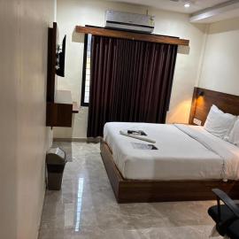 ANTLERS HOTEL Near Borivali Railway Station, hotel em Mumbai